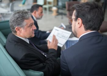 Featured image for: Essential Risk Management: Guide to Protecting Your Portfolio in Any Market (Detail practical risk mitigation techniques (stop-losses, position sizing, diversification).)